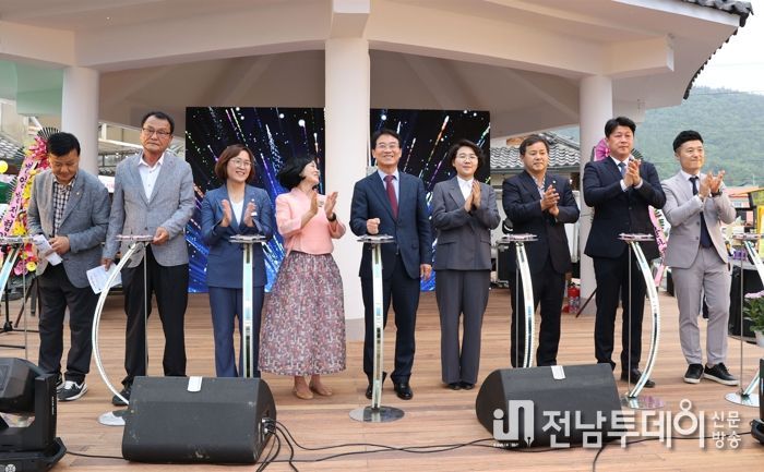 2023 병영 불금불파 행사장에서 관광객들이 연탄 돼지불고기 등을 맛보며 즐거운 시간을 보내고 있다.