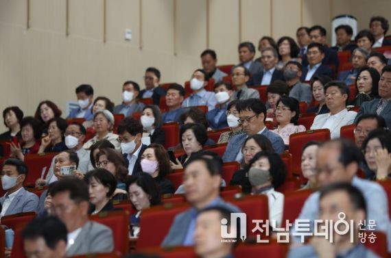 5월 30일 순천만생태문화교육원에서 열린 전남중등교장협의회 연찬회에 참석한 교장들이 강의를 듣고 있다.