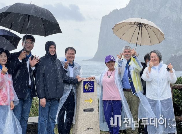 김희현 제주 정무부지사, 스페인 산티아고 순례길 상징물 제막행사 참석