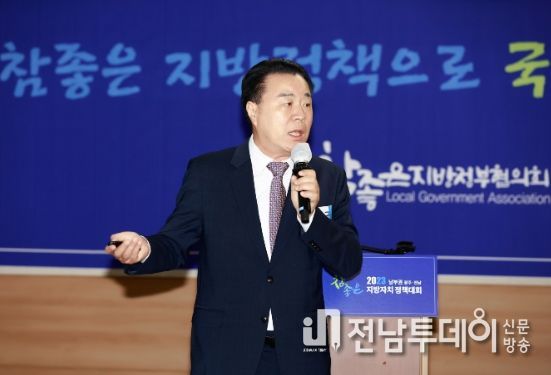 구복규 군수가 화순군 정책을 발표하고 있는 모습.
