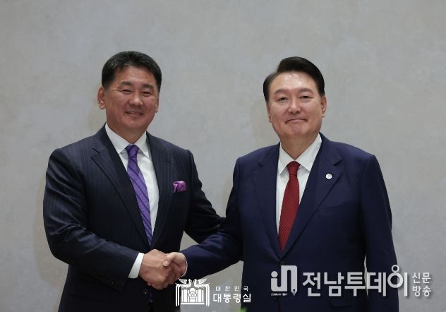 9월 21일 윤석열 대통령은 오흐나 후렐수흐 대통령과 한-몽골 정상회담을 가졌다.