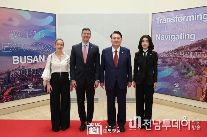 9월 21일 윤석열 대통령 부부는 산티아고 페냐 파라과이 대통령 부부 정상 오찬을 가졌다.