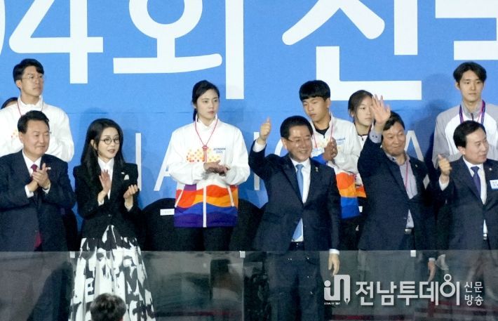 김영록 전라남도지사가 13일 오후 목포종합경기장에서 열린 제104회 전국체육대회 개회식에서 입장하는 전남선수단에게 손을 흔들고 있다.