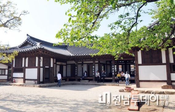 전라남도 나주시가 ‘2023년 침구류 청결 지원사업’ 신청 숙박업소를 오는 23일 까지 모집한다. 시는 숙박시설에 객실당 2세트씩, 최대 40만원(1세트 기준) 범위 내에서 이불, 요, 베개 등 분리형 침구류 및 커버 구입비 60%를 지원할 계획이다. 사진은 지난 10일 사업 사전설명회와 관광수용태세 교육장면. (사진제공-나주시)