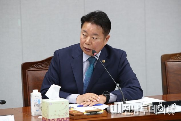임지락 도의원은 지난 21일 안전건설소방위원회 소관 전남소방본부를 대상으로 2024년 예산안 관련 현안 질의를 하고 있다.