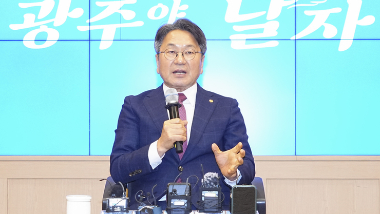 강기정 시장, 민선8기 3주년 기자간담회서 군공항‧도시철도‧AI 등 허심탄회 의견나눠