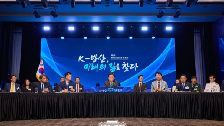 이재명 대통령 "방위산업, 미래 먹거리…AI·무인 로봇 무기 체계 개발"