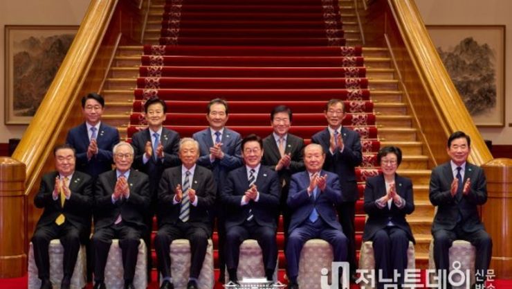 이재명 대통령, 민주당 상임고문과 오찬 간담회