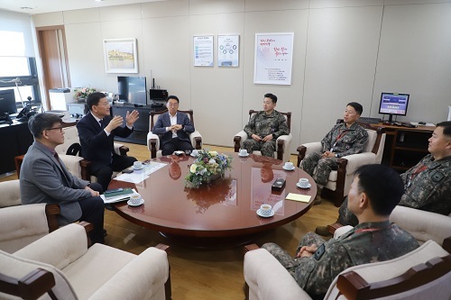 왼쪽에서부터 2번째 전력거래소 정동희 이사장 및 6번째 연합사 최순건 소장을 포함한 사람들이 회의를 진행하고 있다.