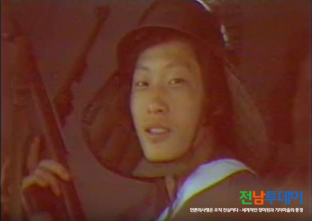 사진은 5'18 광주, 시민군 차량에서 총을 들고 있는모습이다,