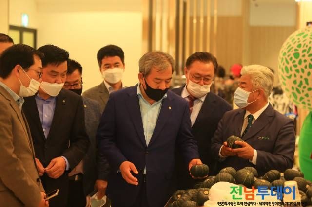 유근기 곡성군수가 6월 26일 신세계백화점 광주점‘곡성군 농ㆍ특산물 브랜드관’을 방문하여 판매 현장을 살폈다./곡성군 제공