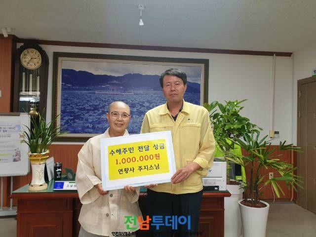 박광천 곡성군 고달면장 과 왼쪽 연황사 주지스님