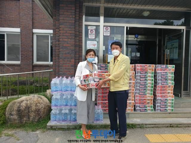 문흥동 속이편한내과 강명원 원장, 500ml 생수 5,120개, 컵라면 480개 보내