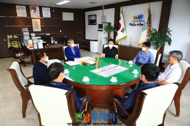 곡성축협과 축산단체협의회 수해농가 구호물품 전달/곡성축협제공