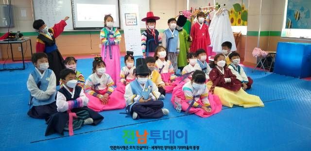 한복문화교육, 무지갯빛 색동저고리로 즐거움 가득/곡성군 제공