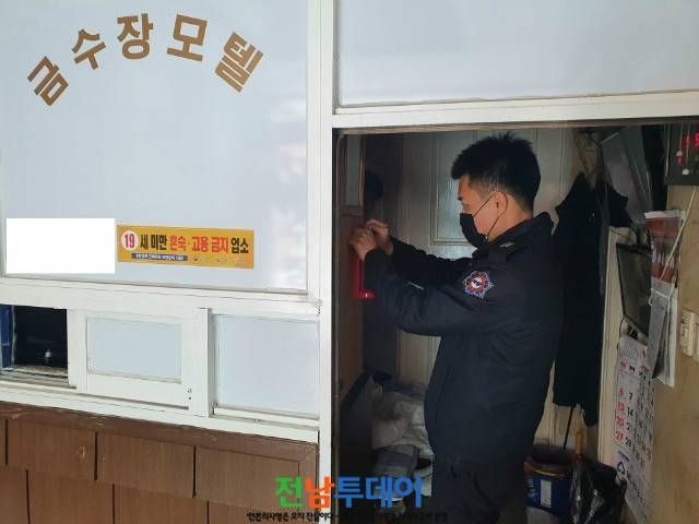 영광소방서 소방관계자가 숙박시설 화재예방 점검을 하고 있다/영광소방서 제공