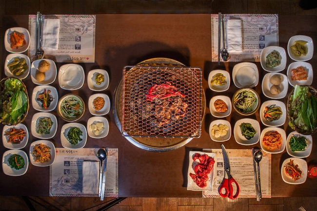 정갈하게 잘 차린 광양불고기 한 상이 입맛을 돋운다.