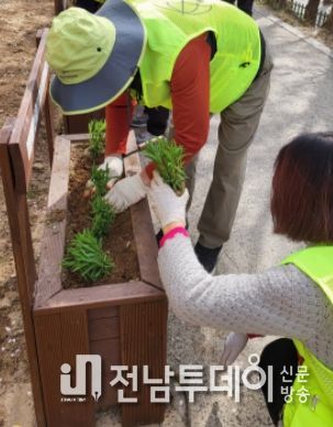 “화사한 꽃길 걸으며 건강도 챙기세요”