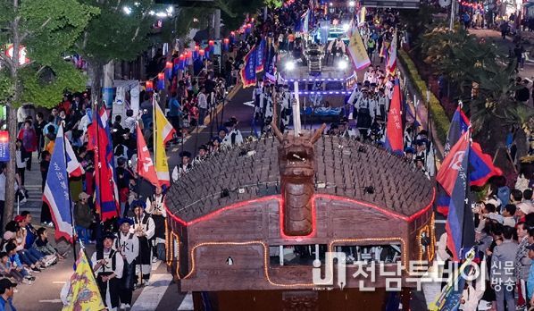 여수시와 (사)여수진남거북선축제보존회는 금년 ‘제56회 여수거북선축제’를 7월 29일부터 31일까지 여수세계박람회장에서 개최한다고 15일 밝혔다.