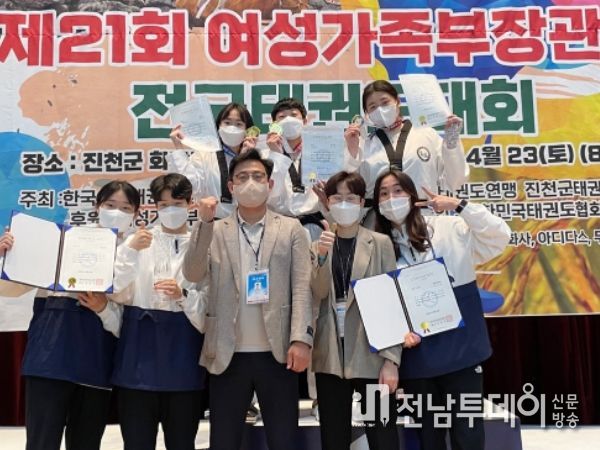 지난 18일 제21회 여성가족부장관기 전국대회에서 준우승을 차지한 광산구 여자태권도선수단 사진