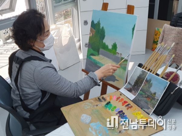 화순군립석봉미술관 미술교실 : 화순군립석봉미술관에서 미술교실 프로그램 2기 수강생을 모집한다. 사진은 미술교실 1기 수강생이 유화 기초 습득을 위해 모작을 하는 모습