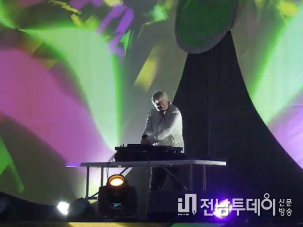 지난달 30일 쿨의 성대현이 함평나비대축제에서 디제잉을 하는 모습