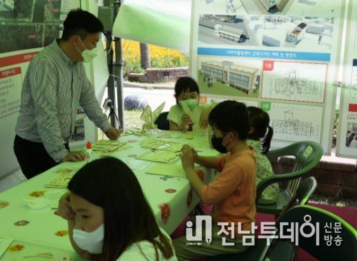 관람객들이 도시재생 홍보부스에서 나비 퍼즐체험을 하는 모습