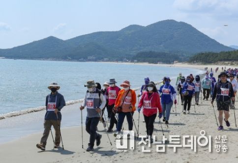 완도군, 전국 최초 개최한 해변 노르딕워킹 대회 성료