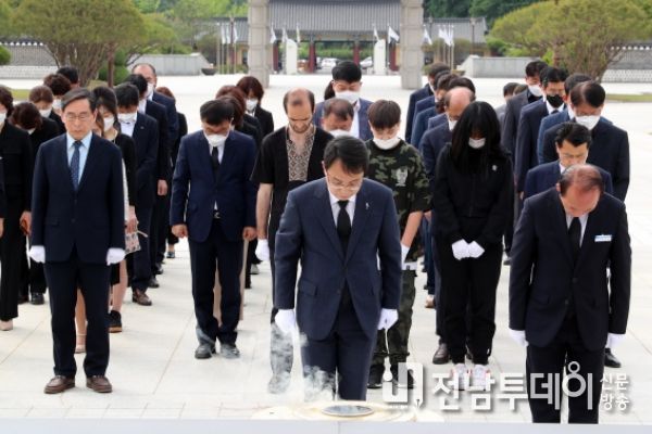 12일 이동국 광산구청장 권한대행을 비롯한 광산구 공직자들과 우크라이나 시민이 국립5‧18민주묘지를 참배했다. 이 자리에는 전쟁을 피해 광주로 온 우크라이나 청소년도 함께 했다.
