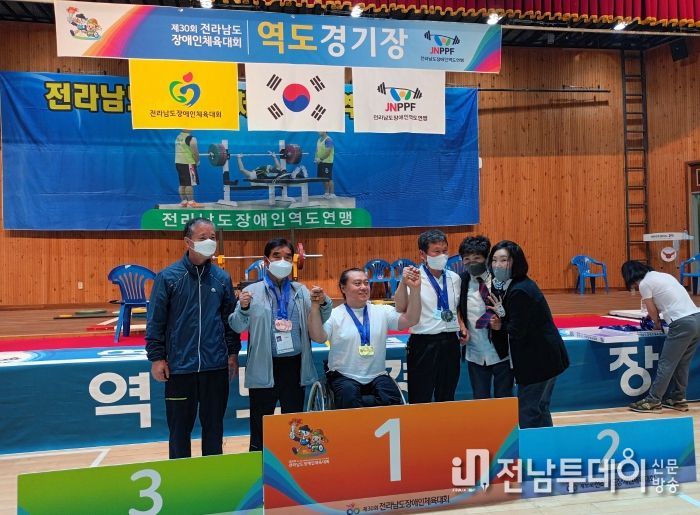 전남장애인체전3(역도3관왕 홍현) 제30회 전라남도장애인체육대회 벤치프레스 65kg에서 3관왕을 한 홍현 선수(왼쪽에서 3번째)가 기념촬영을 하고 있는 모습