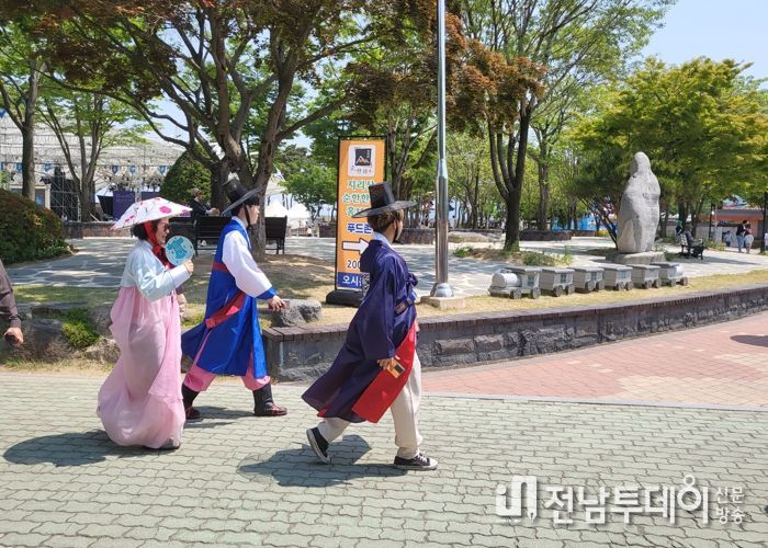 곡성군, 장미가 예쁜가요 한복이 예쁜가요 내가 예쁜가요