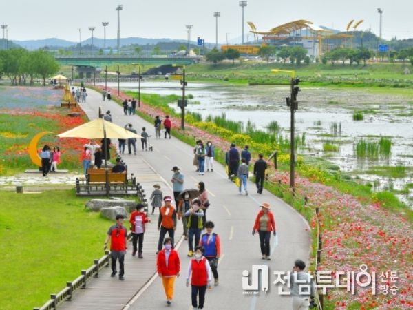 “(洪)길동무 꽃길축제는 끝나지만…장성 황룡강의 봄꽃은 계속됩니다!”