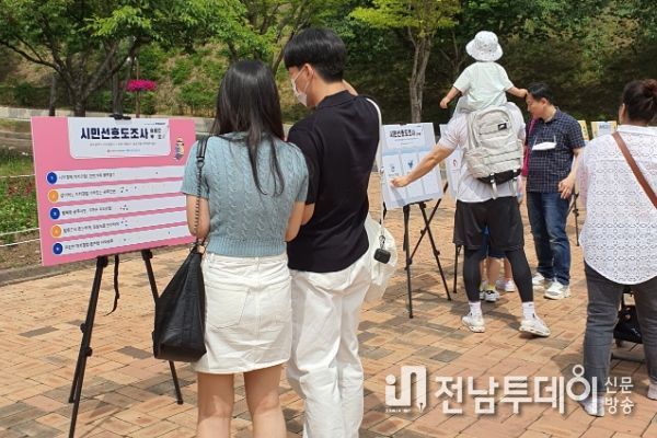 지난 28일 광주 우치공원에서 진행된 광주자치경찰 브랜딩 공모전 선호도 조사에서 시민들이 현장투표 방식으로 참여하고 있다.