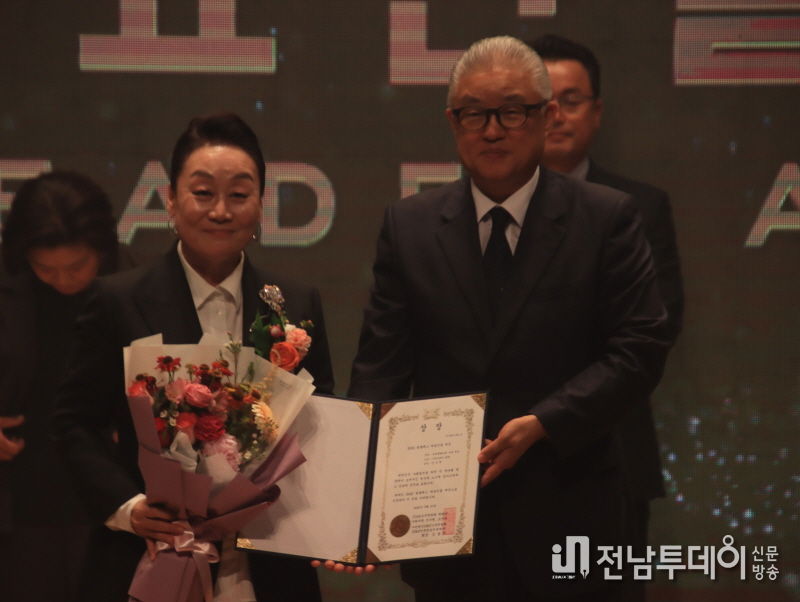 (주)브라가 회장 정임행 탑클래스대표인물대상 경제문화교류 부문 수상