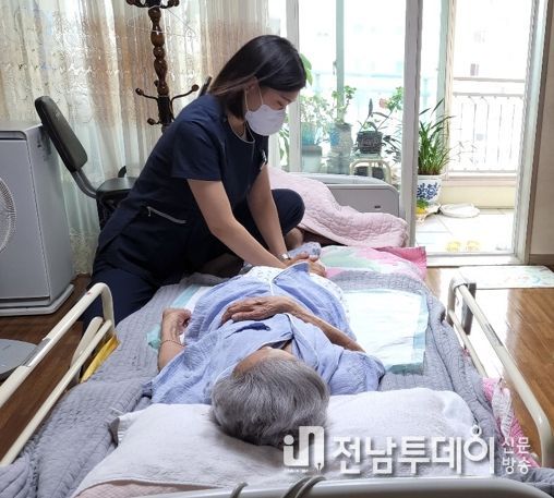 서구재택의료센터 다학제팀이 어르신 가정으로 방문하여 방문진료와 방문재활 서비스를 제공하고 있는 모습
