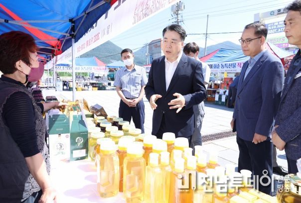 화순농특산물 직거래장터 : 8일 직거래장터에서 구복규 화순군수가 부스를 둘러보는 모습.