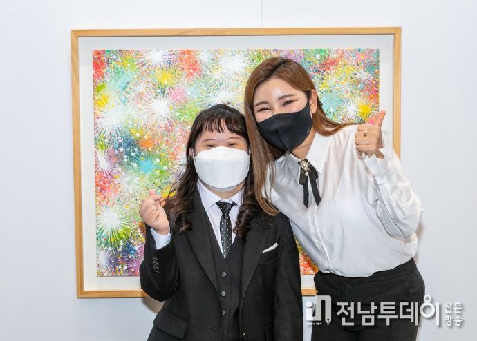 참여작가 김지은씨와 가수 송가인씨