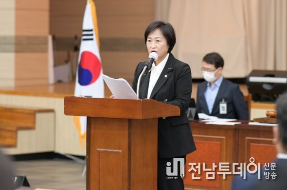 한윤희 광산구의원이 20일 제274회 정례회 제2차 본회의에서 지역에너지센터 설립 사업 포기에 관해 구정질문에 나섰다.