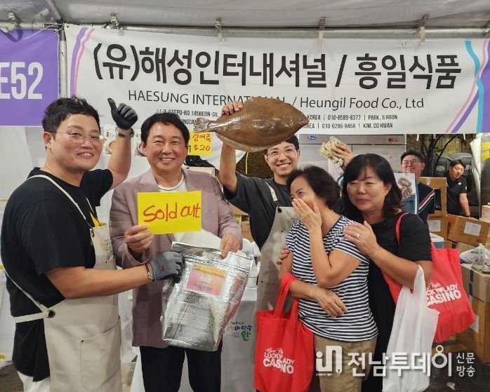 완도군은 지난 23일 미국 LA에서 수산물 수출 계약식을 가졌다
