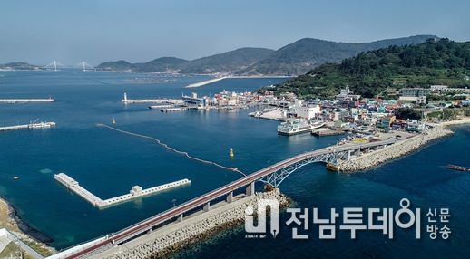여수시는 9월 27일부터 여수~거문항로를 이용하는 일반인(타 지역민)의 여객운임을 연중 50% 지원한다고 밝혔다.