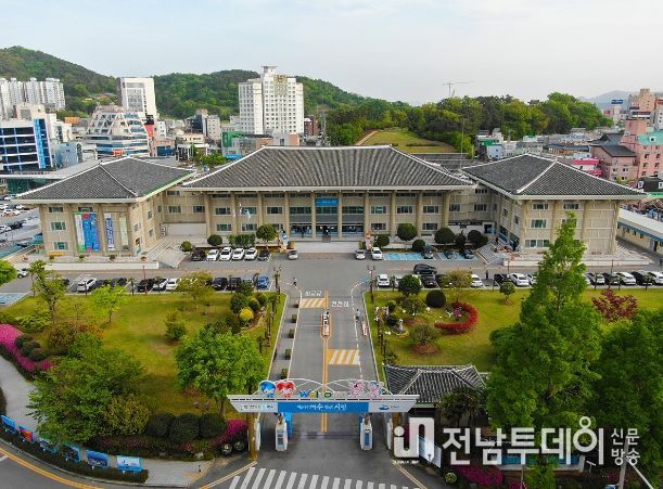 ‘제56회 여수거북선축제’가 30일 종포해양공원 일원에서 화려한 막을 올렸다.
