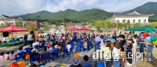 지리산역사문화관‘감성타고 추억여행’가을 버스킹, 군민과 관광객이 하나되다
