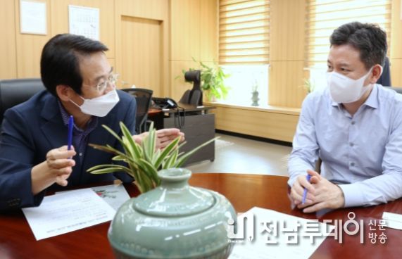강진원 군수가 지난 8월 26일 행정안전부 한창섭 차관을 만나 특별교부세 지원을 건의했다.