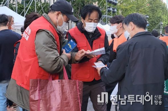 제35회 화순적벽문화축제 리플릿을 배부하며 개최를 홍보하고 참여를 독려하는 모습