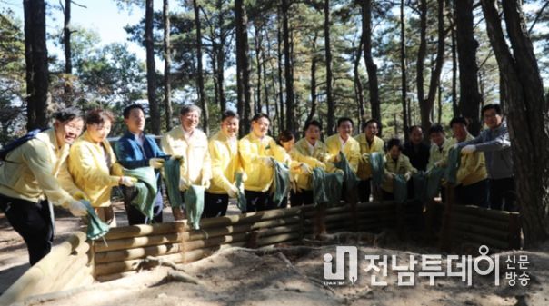 나주시-나주시의회, 금성산 수목 뿌리 흙덮기 행사 가져