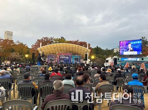 지난 21일 여수 거북선공원에서 열린 ‘제9회 소호연안 쌍봉동민 한마음축제’가 성황리에 막을 내렸다.