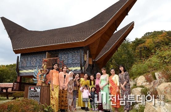 아세안휴양림 다문화의상 기념 촬영