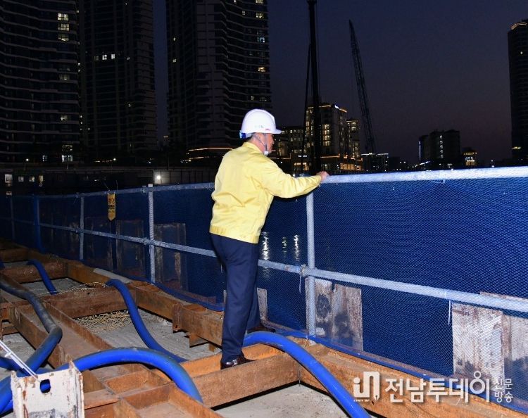 정기명 여수시장이 웅천동 사고현장에서 피해 복구상황을 지휘하고 있다.