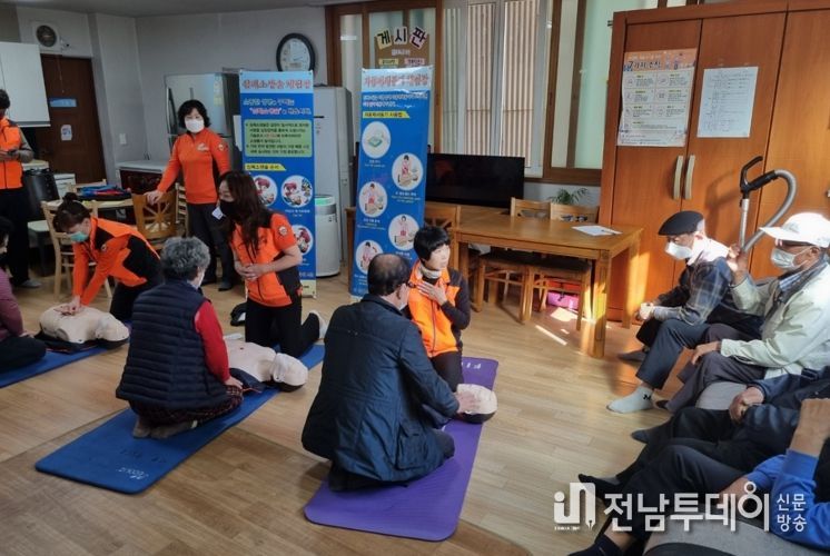 목포소방서 서부의용대 수호천사팀, 만호동 경로당 안전교육 실시
