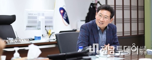 지난달 26일 경기기자협회와 이상일 시장이 인터뷰를 진행했다. 현재 사용하고 있는 책상은 평소 이 시장이 사용하던 것이다.(사진=심석진 기자)